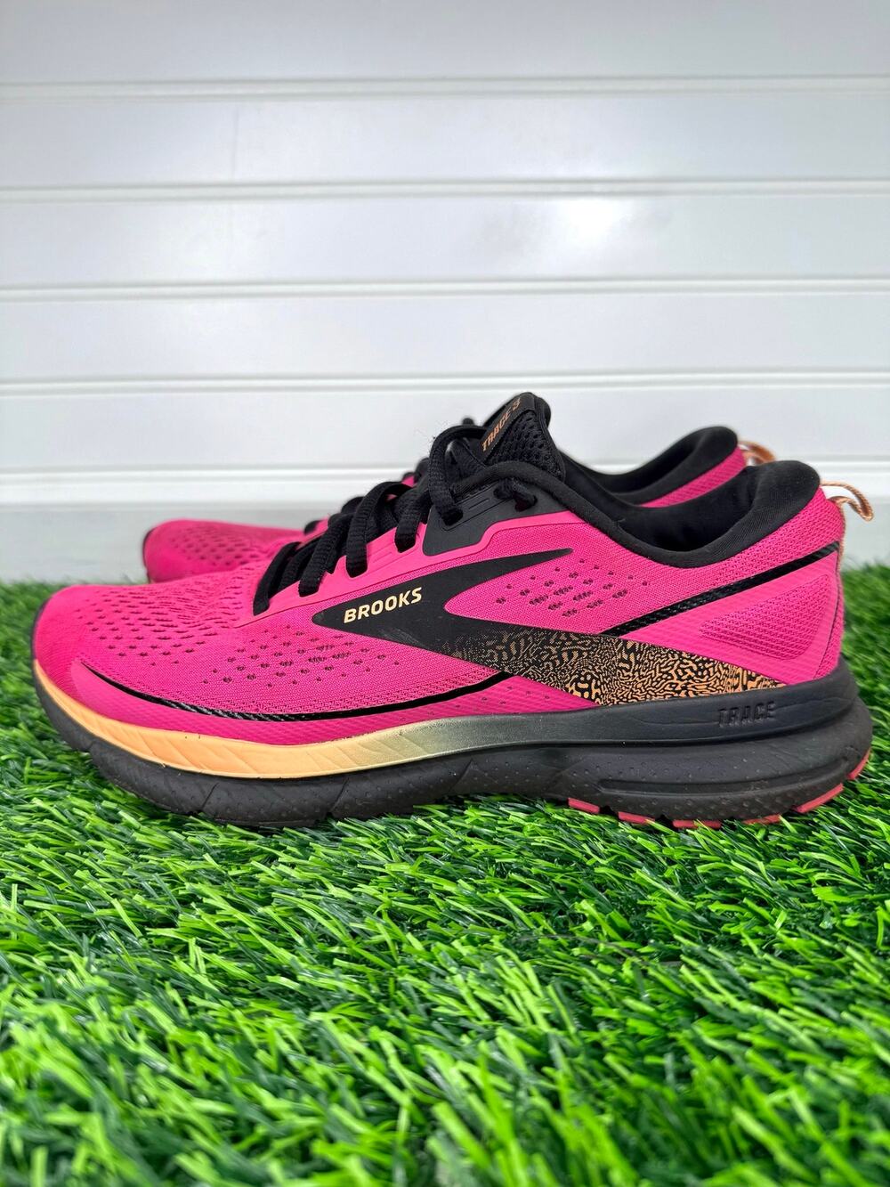 Brooks Trace 3 Women’s 7 B Pink Glo Black Orange Running Shoes 1204011B694
